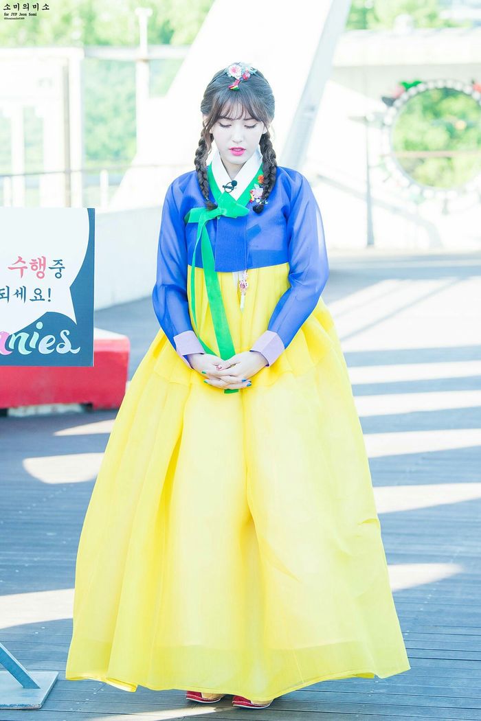 Idol mặc Hanbok: Eunwoo đẹp vô thực, Somi cưng như em bé