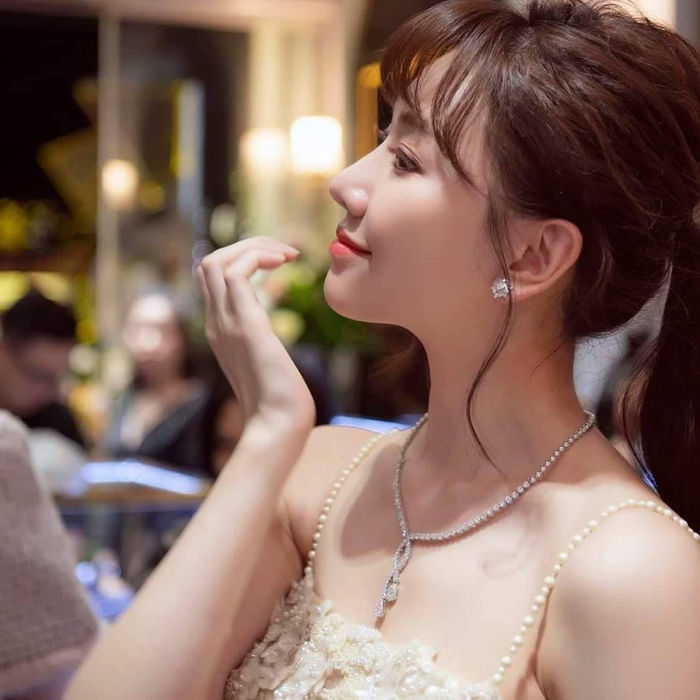 Hai con gái của MC Quyền Linh gây sốt, Hari Won khoe góc nghiêng