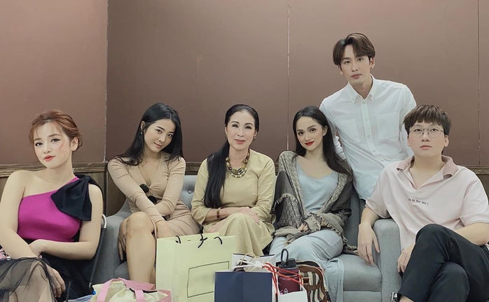 Hai con gái của MC Quyền Linh gây sốt, Hari Won khoe góc nghiêng