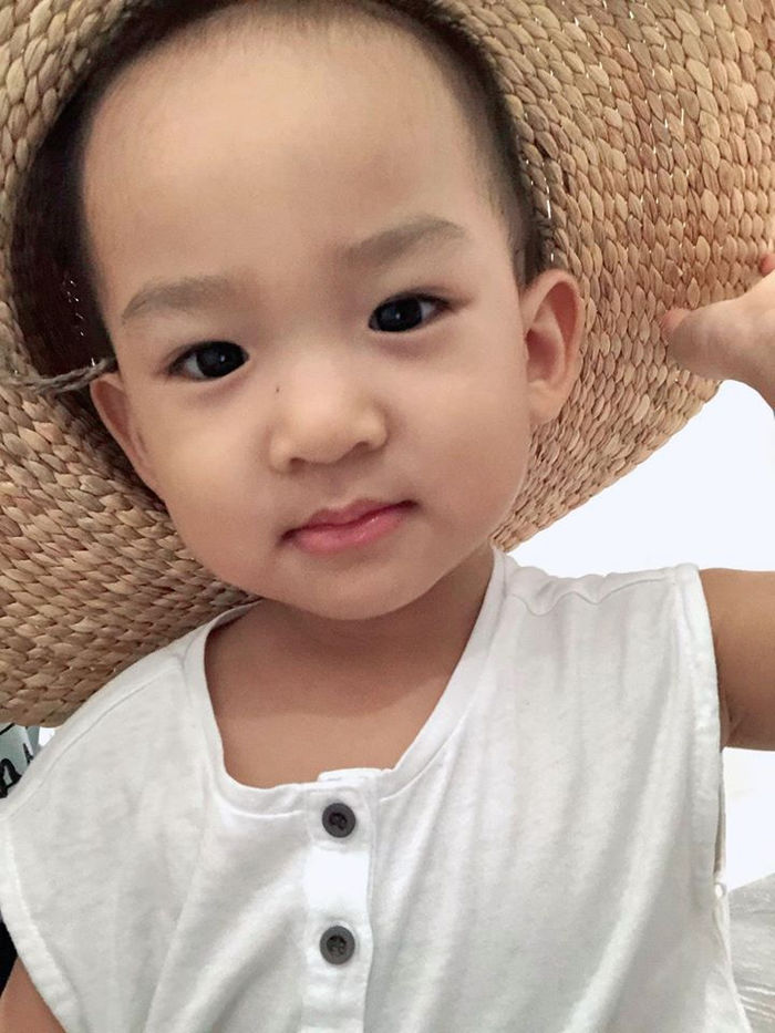 Hương Giang khoe ảnh bên HyunA, Thúy Diễm khoe ảnh quý tử điển trai