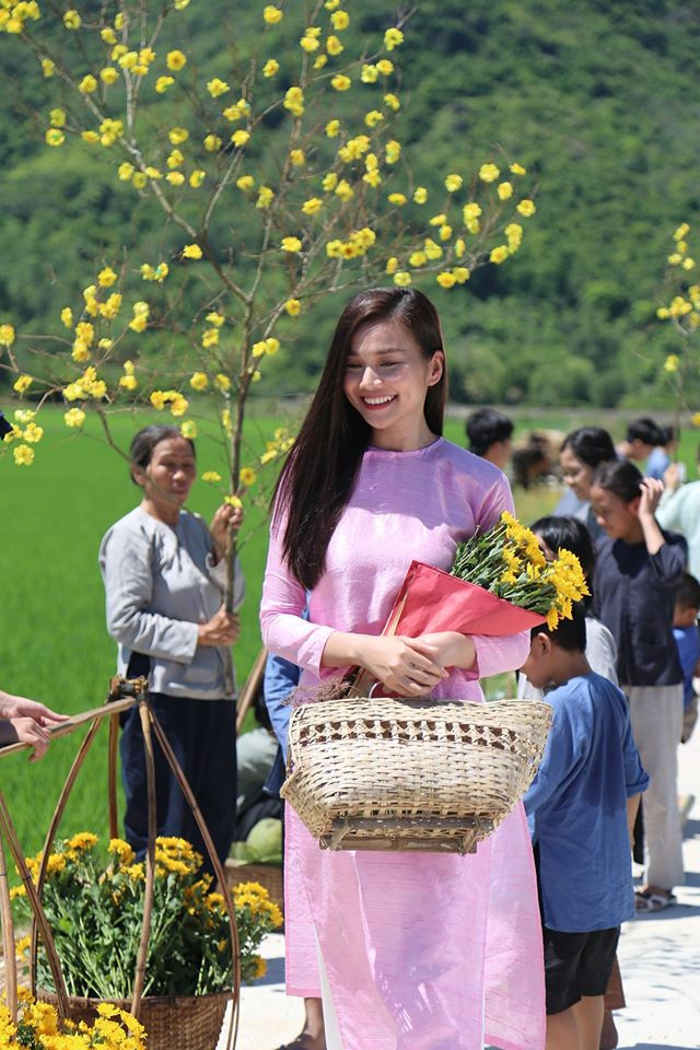 Hương Giang khoe ảnh bên HyunA, Thúy Diễm khoe ảnh quý tử điển trai
