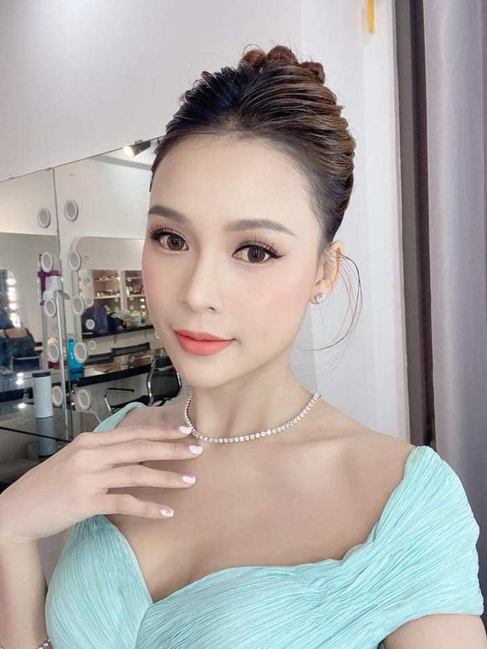 Hương Giang khoe ảnh bên HyunA, Thúy Diễm khoe ảnh quý tử điển trai