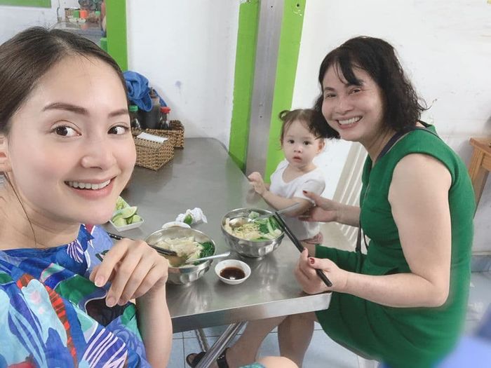 Ảnh hot sao Việt : Hà Lan - Ngạn tình tứ, Diệu Nhi khoe góc nghiêng