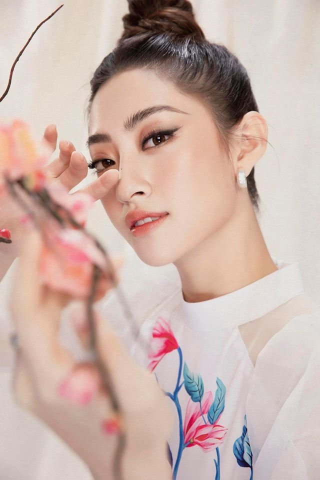 Ảnh hot sao Việt: Ngọc Trinh với áo dài thướt tha, Lệ Quyên khoe eo 59