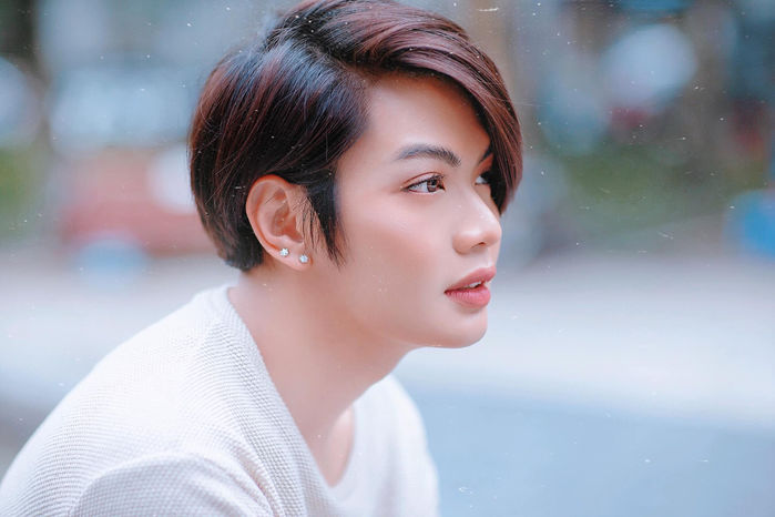 Ảnh hot Sao Việt: Angela Phương Trinh làm lá gói bánh chưng