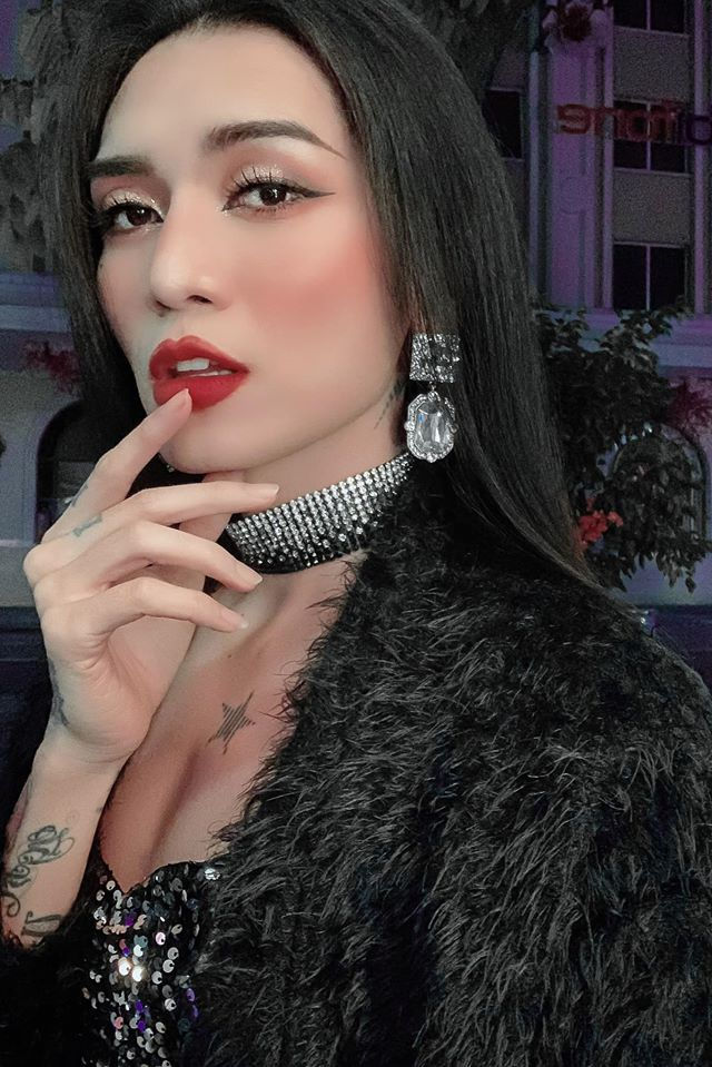 Ảnh hot Sao Việt: Angela Phương Trinh làm lá gói bánh chưng