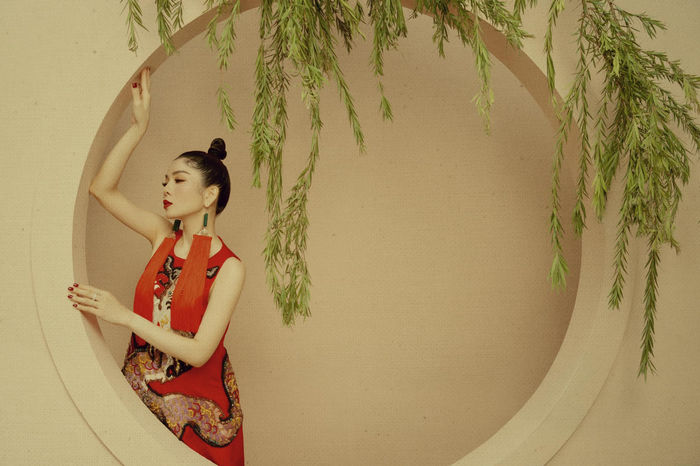 Hoàng Thùy Linh ôm Gil Lê tình tứ, Hoàng Oanh nhuận sắc khi mang thai