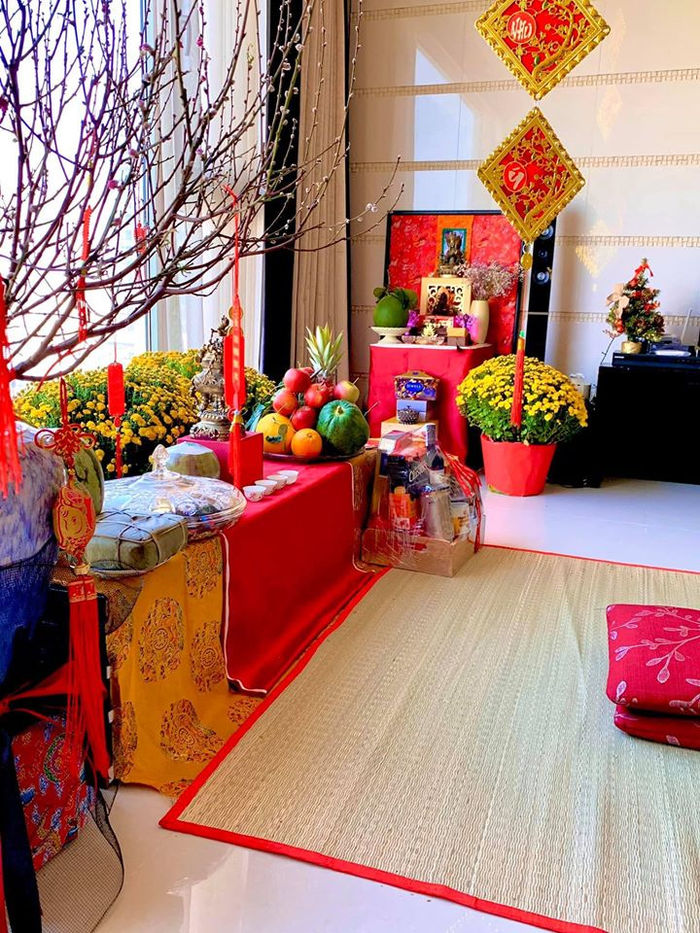 Đàm Vĩnh Hưng trang hoàng biệt thự đón Tết, Lan Khuê khoe ảnh gợi cảm
