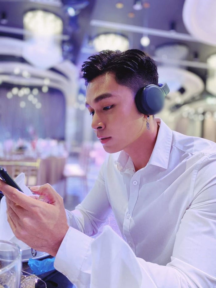 Mỹ Tâm gói bánh tét, H'Hen Niê mặc áo dài vàng rực sắc Tết