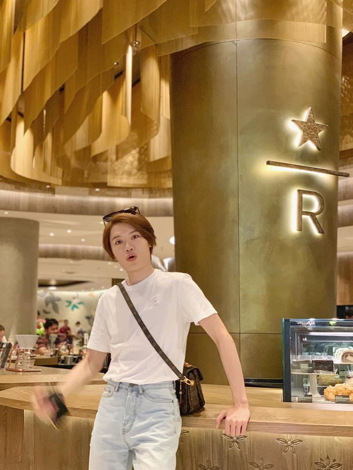 Ảnh hot Sao Việt: Angela Phương Trinh làm lá gói bánh chưng