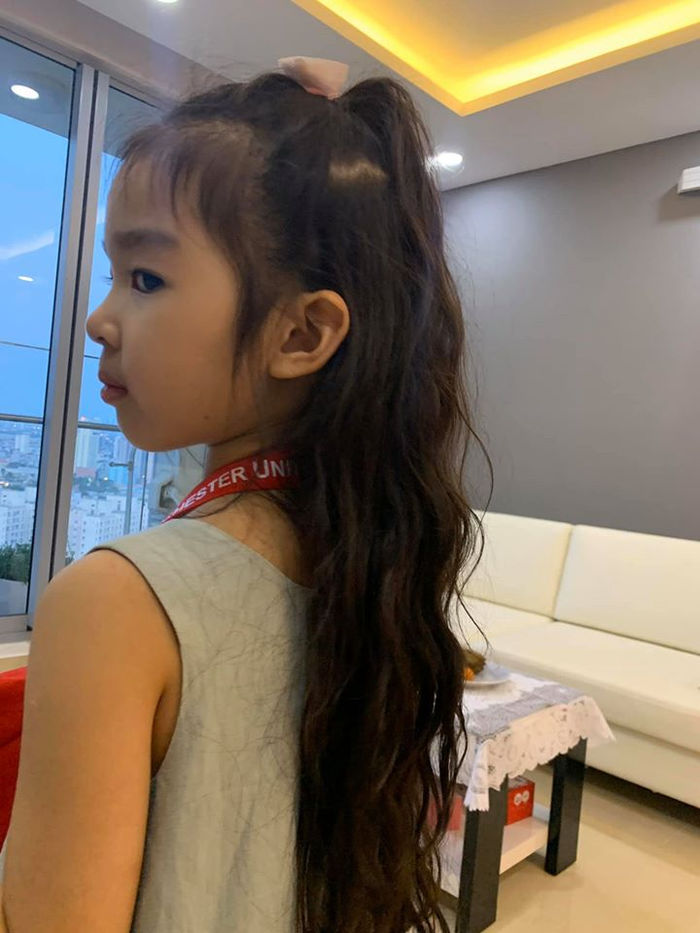Hương Giang khoe ảnh bên HyunA, Thúy Diễm khoe ảnh quý tử điển trai
