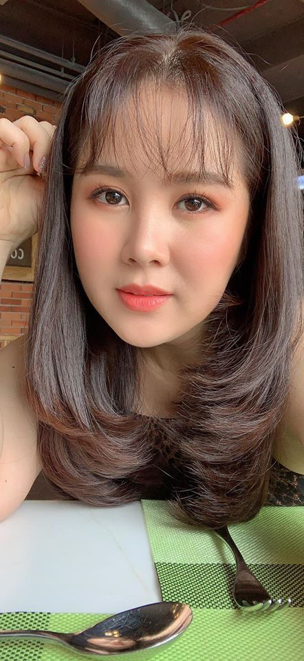 Ảnh hot Sao Việt: Angela Phương Trinh làm lá gói bánh chưng