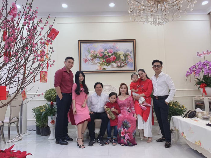 Chi Pu bán nude bốc lửa, vợ chồng Đông Nhi ngọt ngào