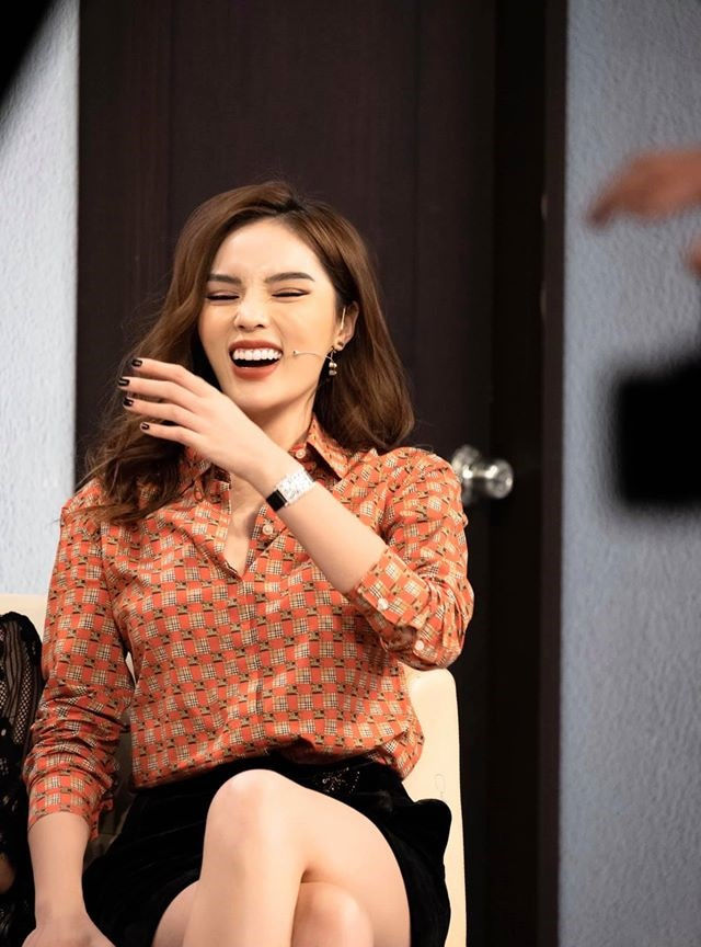 Mỹ Tâm gói bánh tét, H'Hen Niê mặc áo dài vàng rực sắc Tết