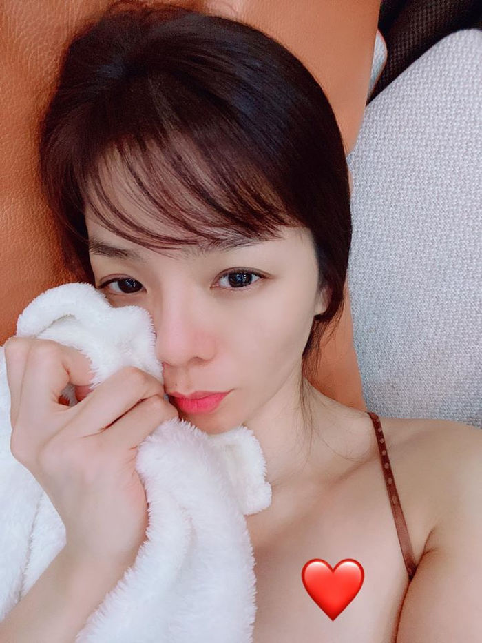 Ảnh hot sao Việt: BB Trần - Hải Triều đỏ rực sắc Tết, Hari Won gợi cảm