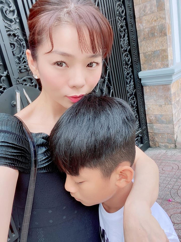 Bảo Thy diện đồ bơi gợi cảm, Sam khoe ảnh bên siêu xe màu hồng