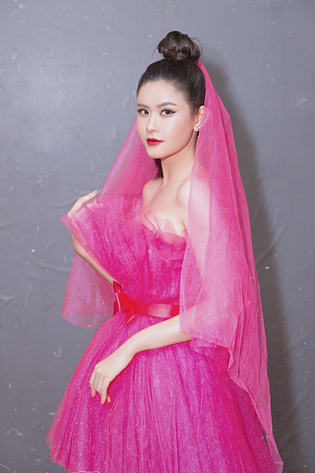Mỹ Tâm gói bánh tét, H'Hen Niê mặc áo dài vàng rực sắc Tết