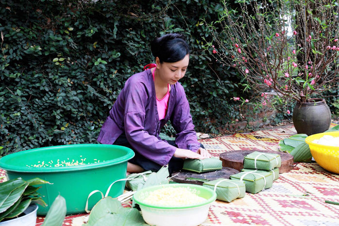 Đàm Vĩnh Hưng trang hoàng biệt thự đón Tết, Lan Khuê khoe ảnh gợi cảm