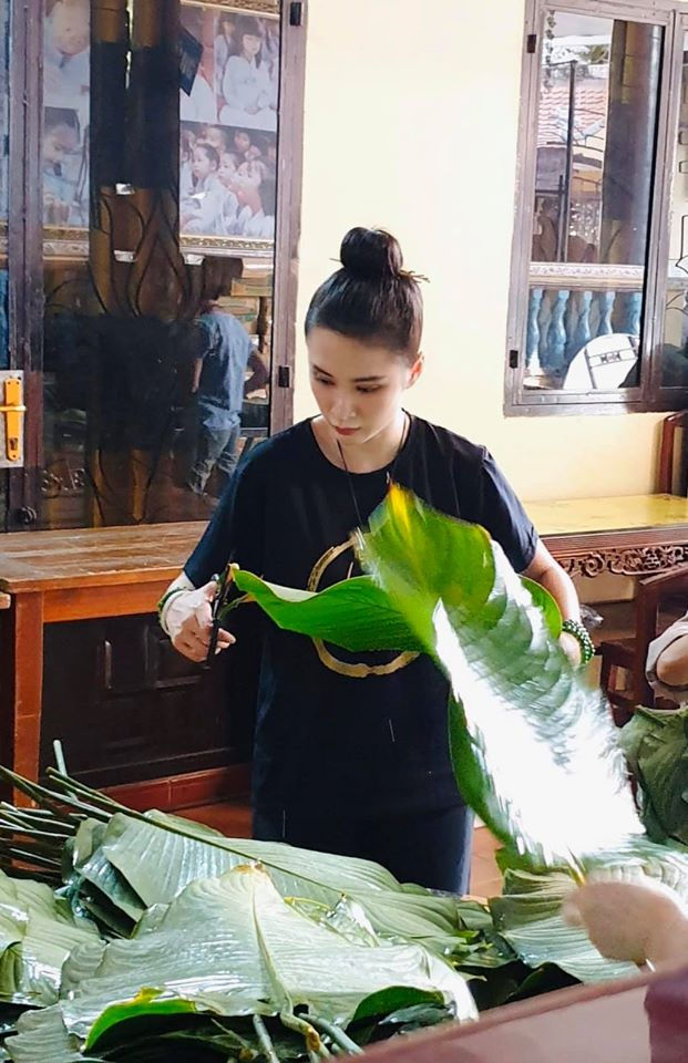 Ảnh hot Sao Việt: Angela Phương Trinh làm lá gói bánh chưng