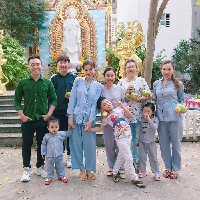 Hà Hồ du lịch cùng Kim Lý, Lan Ngọc đi chùa cùng gia đình