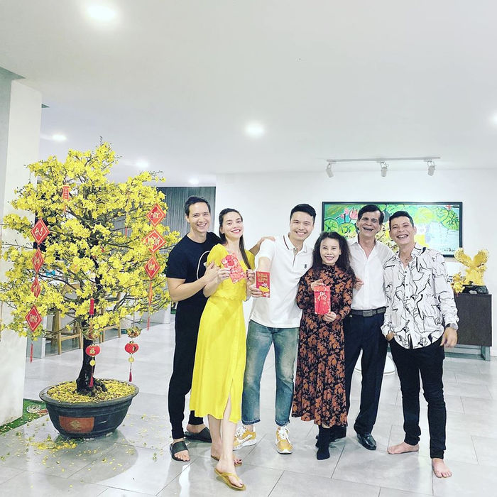 Chi Pu bán nude bốc lửa, vợ chồng Đông Nhi ngọt ngào