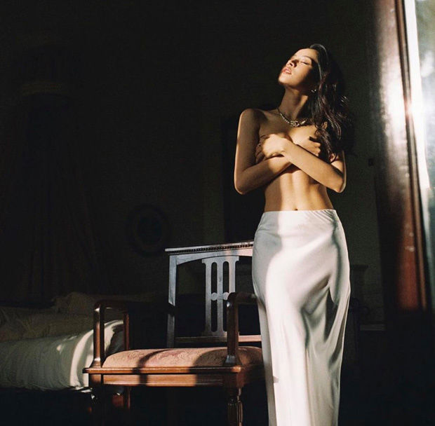 Chi Pu bán nude bốc lửa, vợ chồng Đông Nhi ngọt ngào
