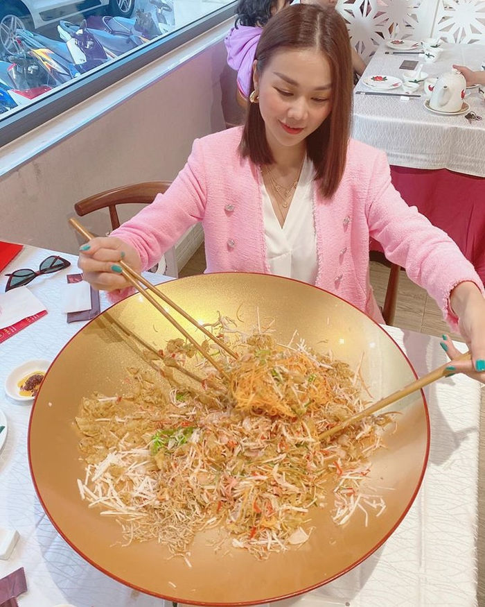 Hà Hồ du lịch cùng Kim Lý, Lan Ngọc đi chùa cùng gia đình
