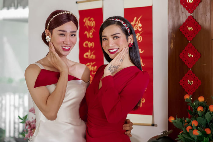 Ảnh hot sao Việt: BB Trần - Hải Triều đỏ rực sắc Tết, Hari Won gợi cảm