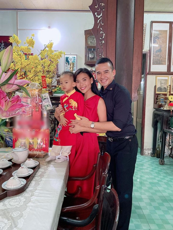 Chi Pu bán nude bốc lửa, vợ chồng Đông Nhi ngọt ngào