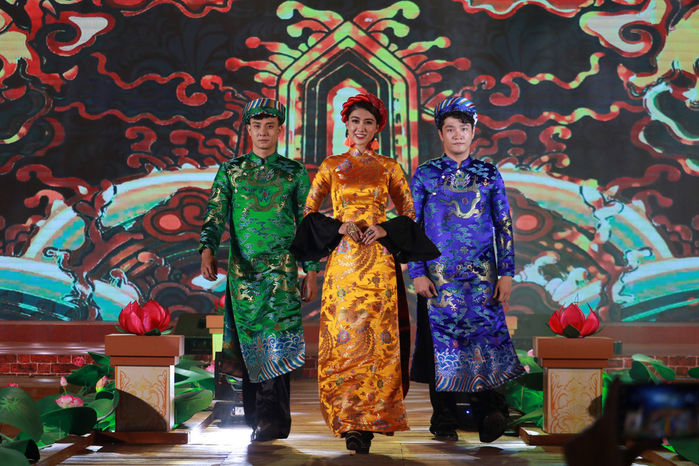 Mặc áo dài Tết: Quỳnh Nga phá cách, Lương Thùy Linh đằm thắm, thu hút