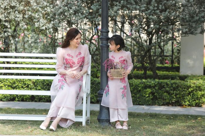 Mặc áo dài Tết: Quỳnh Nga phá cách, Lương Thùy Linh đằm thắm, thu hút