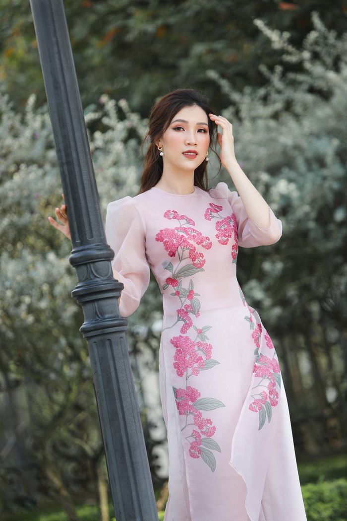 Mặc áo dài Tết: Quỳnh Nga phá cách, Lương Thùy Linh đằm thắm, thu hút