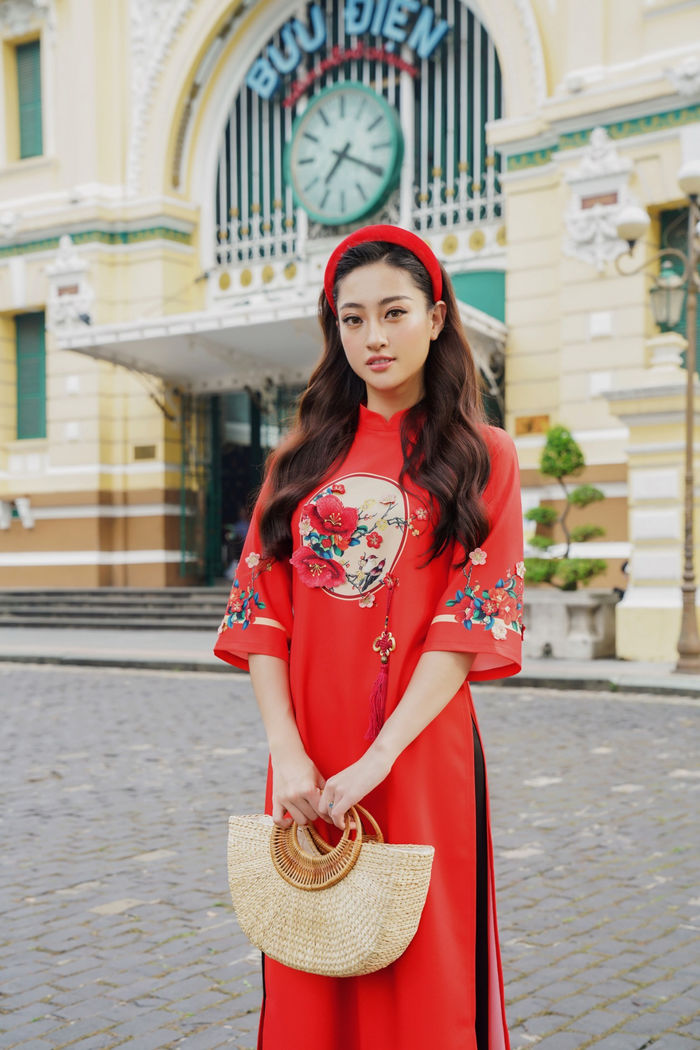 Mặc áo dài Tết: Quỳnh Nga phá cách, Lương Thùy Linh đằm thắm, thu hút