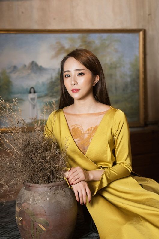 Mặc áo dài Tết: Quỳnh Nga phá cách, Lương Thùy Linh đằm thắm, thu hút
