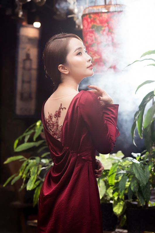 Mặc áo dài Tết: Quỳnh Nga phá cách, Lương Thùy Linh đằm thắm, thu hút