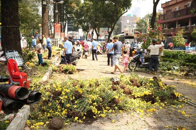 Chợ hoa Sài Gòn không hét giá, người người tích cực bày Tết