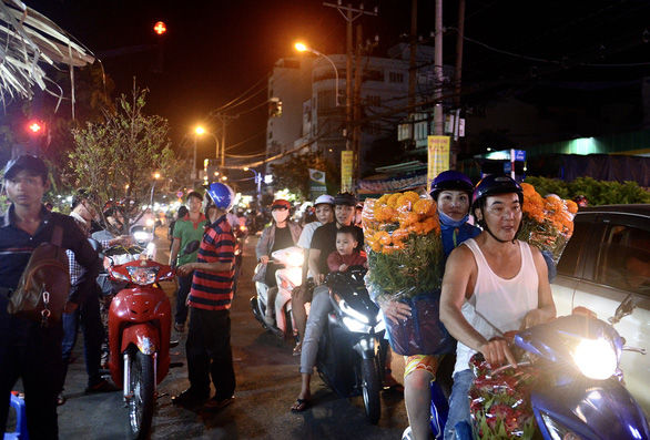 Chợ hoa Sài Gòn không hét giá, người người tích cực bày Tết