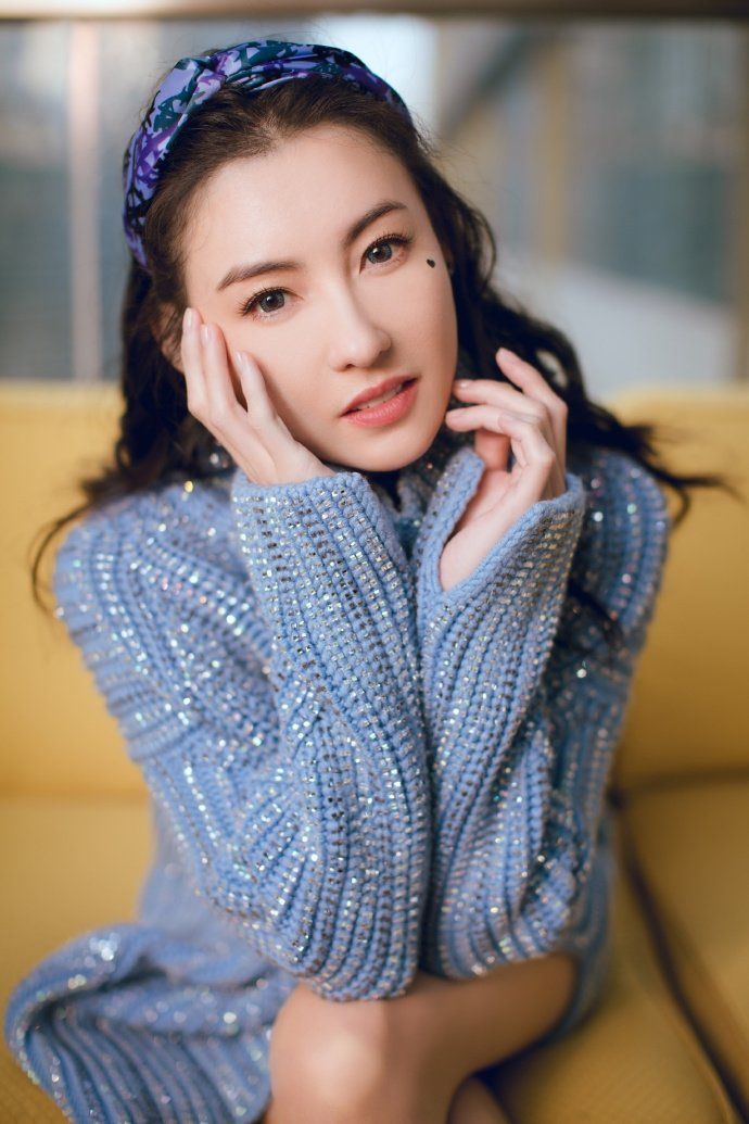 Bà mẹ 3 con Trương Bá Chi gây sốt với vẻ đẹp như thuở xuân thì
