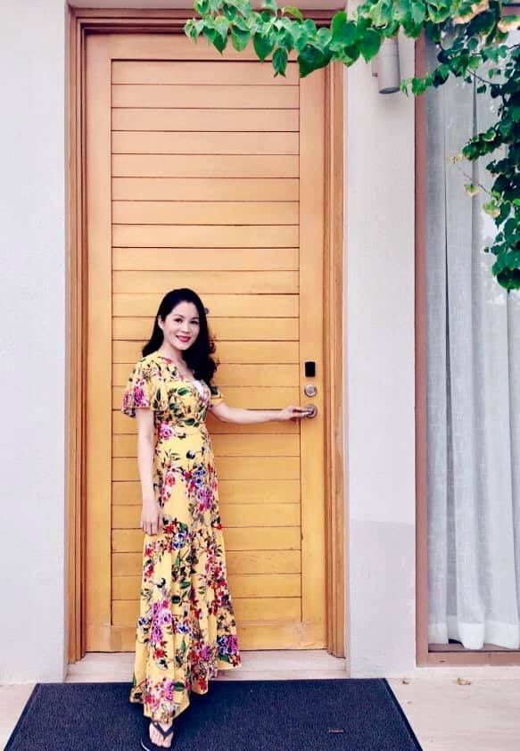 Bà xã MC Quyền Linh gây ngưỡng mộ với nhan sắc rực rỡ tuổi tứ tuần