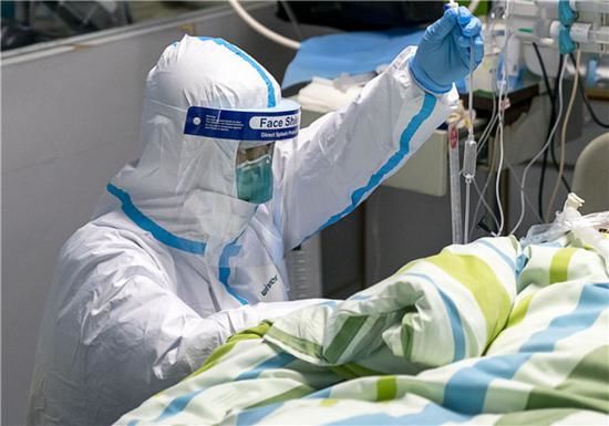 Bác sĩ BV Vũ Hán tiết lộ sau việc sau khi cởi đồ bảo hộ: Uống nước!