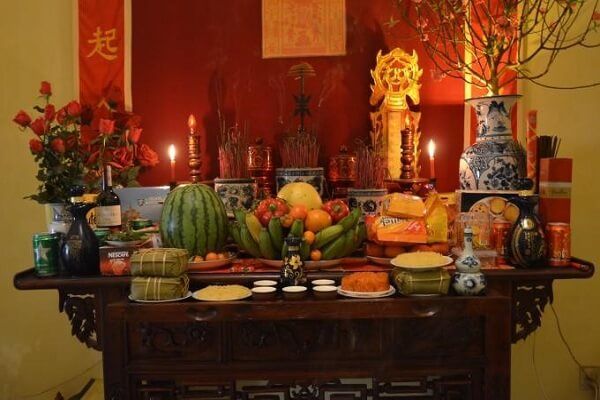 Theo phong thủy: Nên thắp hương theo số lẻ, không dùng miệng thổi