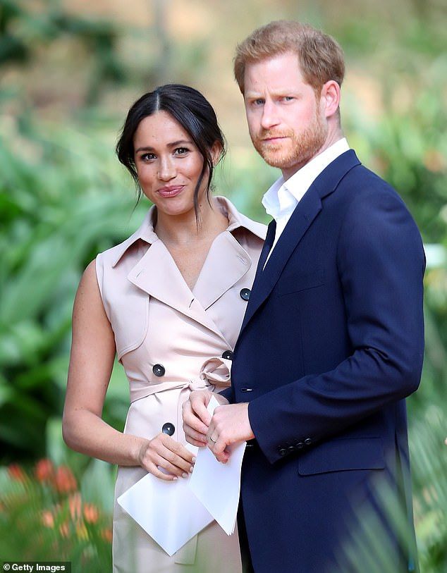 Bỏ lại thị phi phía sau, Meghan tươi cười địu con, dắt chó đi dạo