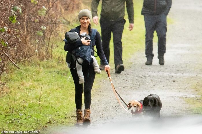 Bỏ lại thị phi phía sau, Meghan tươi cười địu con, dắt chó đi dạo