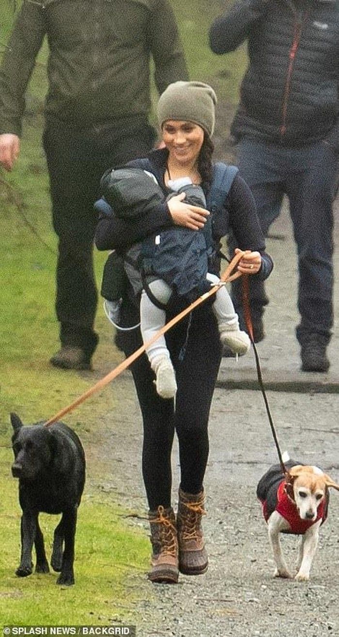 Bỏ lại thị phi phía sau, Meghan tươi cười địu con, dắt chó đi dạo
