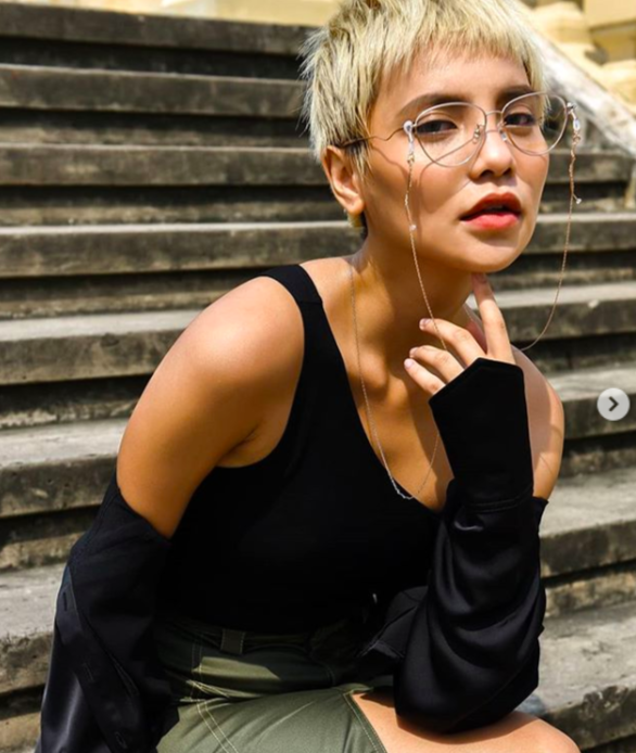 Bùi Linh Chi hóa cô nàng tri thức nóng bỏng với mắt kính cực ngầu