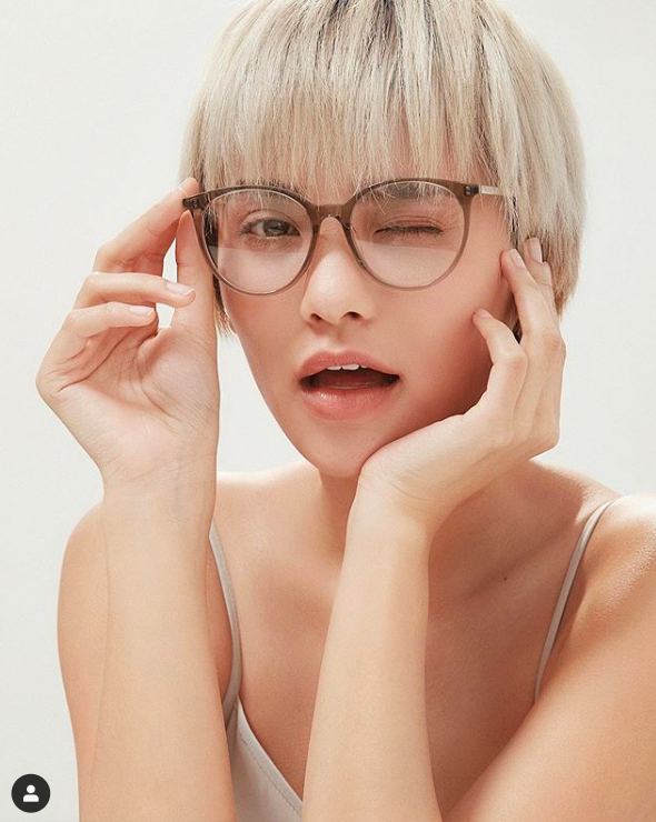 Bùi Linh Chi hóa cô nàng tri thức nóng bỏng với mắt kính cực ngầu