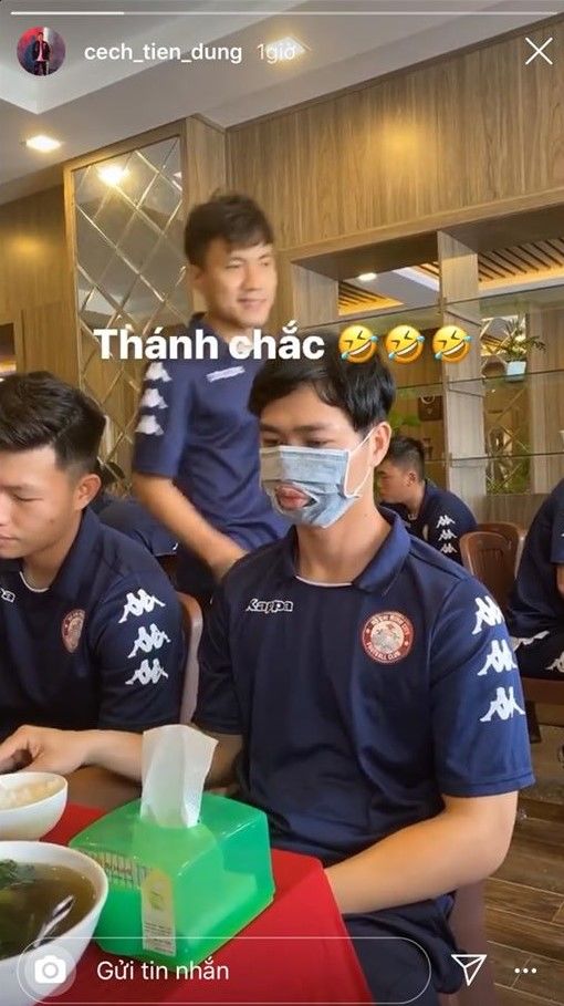 Sợ lây virus Corona, Công Phượng sáng tạo kiểu khẩu trang độc lạ