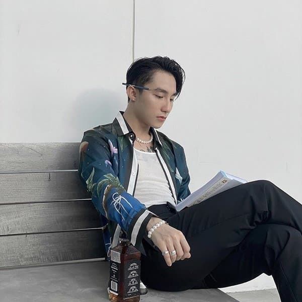 Các món đồ sao Á ưu ái nhất: Túi kẹp nách, giày sneaker vẫn “hot hit”