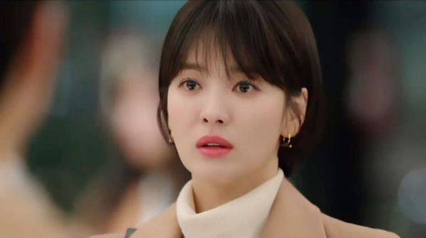 Dùng kem nền che khuyết điểm để có đôi môi quyến rũ như Song Hye Kyo