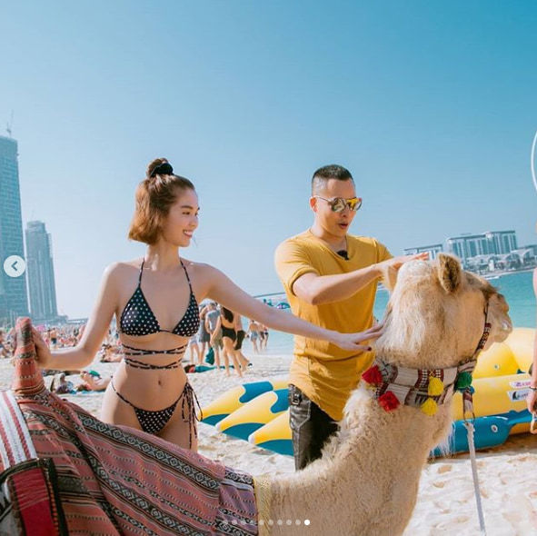 Ngọc Trinh diện bikini bé xíu, Phạm Hương khoe ảnh nắm tay hôn phu